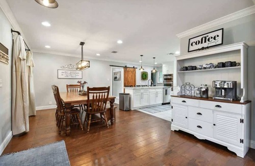 Lake Magdalene House | 🏡 Spacious 4-Bedroom Retreat with Fire Pit – Lutz, FL