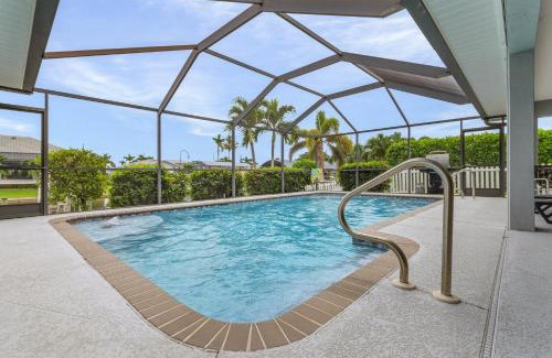 Pelican House | Spacious 4-Bedroom Villa with Private Pool and Canal View- Villa Red Coral - Roelens