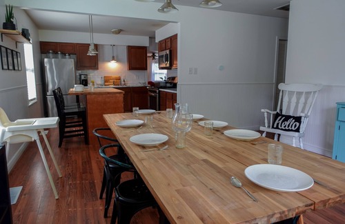 Chesterton House | Spacious 4 BR 10 mins to 🏝 Near Chicago Sleeps 12