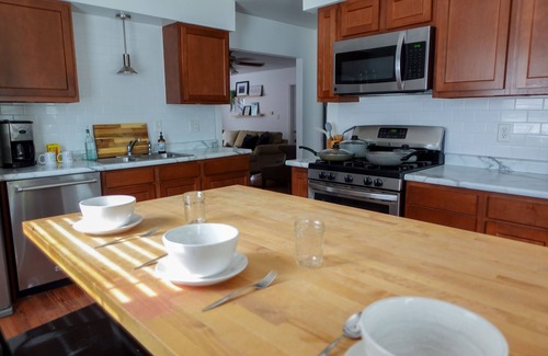 Chesterton House | Spacious 4 BR 10 mins to 🏝 Near Chicago Sleeps 12