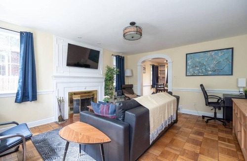 Northeast Alexandria House | Spacious 4BR CozySuites in Old Town Alexandria