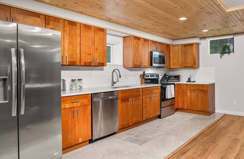 East Durham House | Spacious 4BR - Hot Tub - Tennis Court - Pond