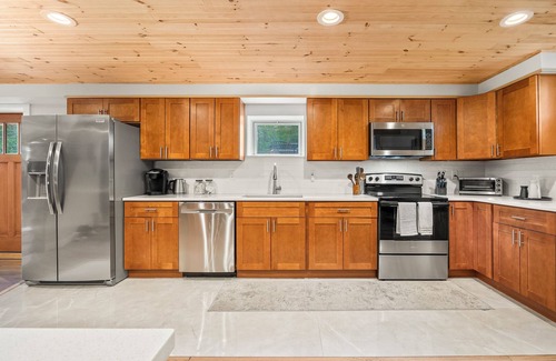 East Durham House | Spacious 4BR - Hot Tub - Tennis Court - Pond