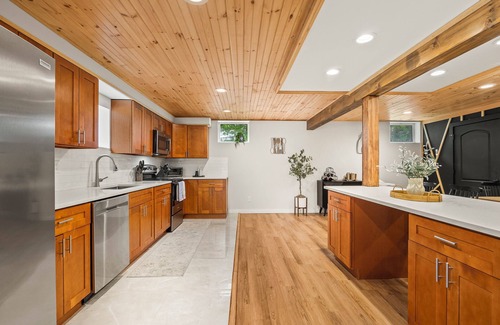 East Durham House | Spacious 4BR - Hot Tub - Tennis Court - Pond