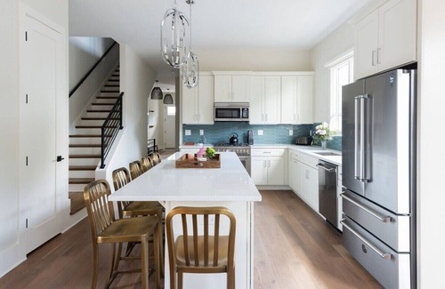 Germantown House | Spacious 4BR, Rooftop, Garage, Walk to Local Faves, 5 Mins to Nissan Stadium, Le