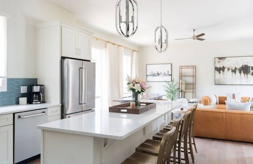 Germantown House | Spacious 4BR, Rooftop, Garage, Walk to Local Faves, 5 Mins to Nissan Stadium, Le