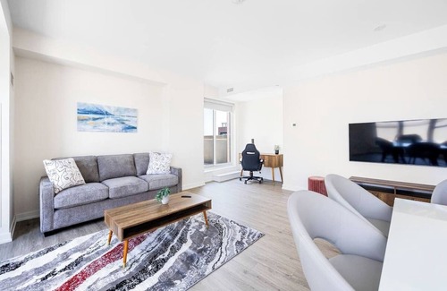 Harwood Apartment | Spacious 4BR Suite Getaway with AMAZING City Views