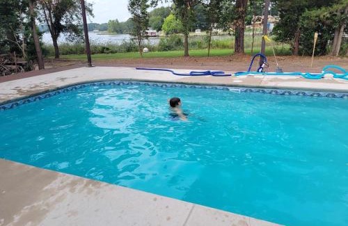 North Newport News House | Spacious 4BR Home w Pool Family Friendly