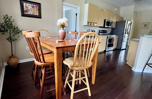 Lakeland House | Spacious 4BR with Private Pool, King Bed, Near Parks and Trails