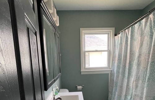 Pontiac House | "Spacious 5-Bedroom House in the Heart of Pontiac Free Parking WIFI