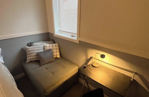 College Cabin | Spacious 5-bedroom lodge in tranquil Fairbanks with WiFi. Close to UAF.