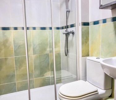 Luton Apartment | Spacious 5 Bedroom Near Airport