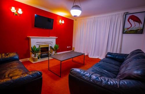 Luton Apartment | Spacious 5 Bedroom Near Airport