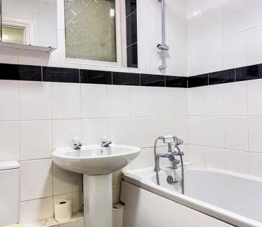 Luton Apartment | Spacious 5 Bedroom Near Airport