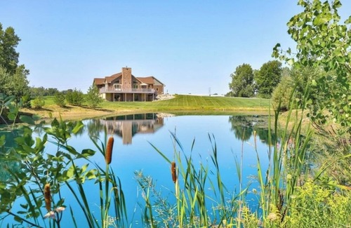 Clio House | Spacious 5-bedroom Retreat on 6 acres w/pond - 10 Min to Frankenmuth