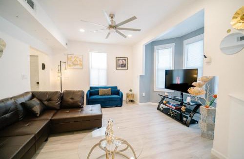 Washington House | Spacious 5 Bedroom Washington DC Home Near Metro with Free Parking