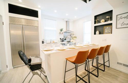 Washington House | Spacious 5 Bedroom Washington DC Home Near Metro with Free Parking