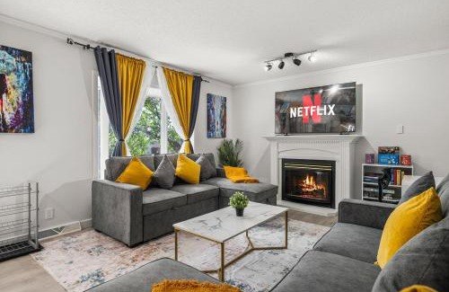 Southeast Calgary House | Spacious 5BR Home, 2 Kitchen, 2 Living rooms - 14 Min to Airport, 8 Min to Downtown &Zoo