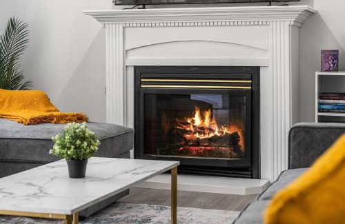 Southeast Calgary House | Spacious 5BR Home, 2 Kitchen, 2 Living rooms - 14 Min to Airport, 8 Min to Downtown &Zoo