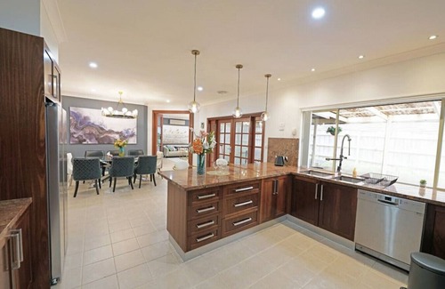 Hallam House | Spacious 5BR House in Hallam Pool table BBQ Netflix WIFI parking