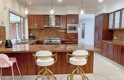 Hallam House | Spacious 5BR House in Hallam Pool table BBQ Netflix WIFI parking