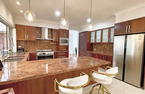 Hallam House | Spacious 5BR House in Hallam Pool table BBQ Netflix WIFI parking
