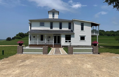 Sextonville House | Spacious 6-bedroom house in the hills of the Driftless Area