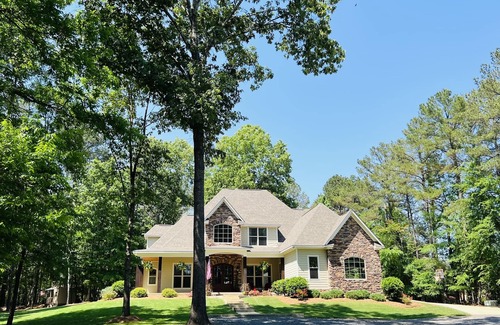 Starkville House | Spacious 6 Bedroom - 5 miles to Miss State - Home Away From Home!