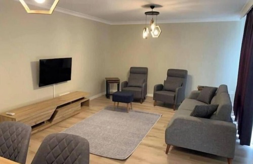 Gaziosmanpasa Apartment | Spacious 6-bedroom apartment in brilliant Istanbul with AC