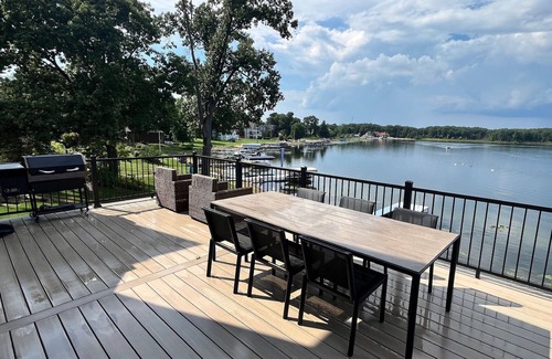 Kendall House | Spacious 6-bedroom house on Eagle Lake in Mattawan MI