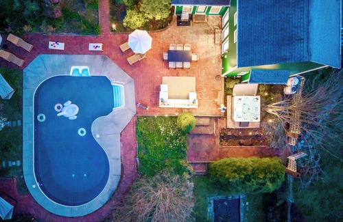 Haywood House | Spacious 6-bedroom house w/AC Pool & Hot Tub Firepit Near Shenandoah