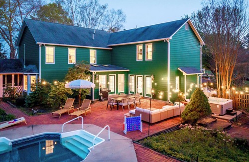 Haywood House | Spacious 6-bedroom house w/AC Pool & Hot Tub Firepit Near Shenandoah
