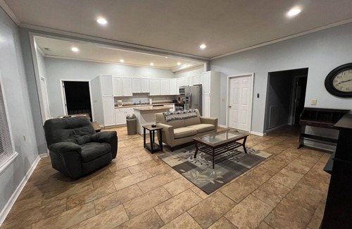 Almo House | Spacious 6-bedroom house in charming Benton with AC