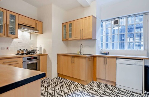 St. Johns Wood Apartment | Spacious 6 Bedrooms flat close to Regents Park