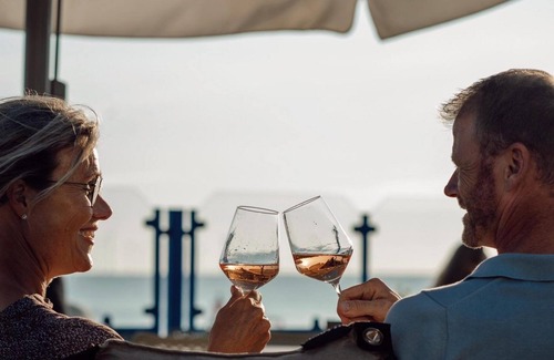 Makkum House | Spacious 6-person Solo Deluxe bungalow with a bathtub, modern kitchen, and a large yard at Beach Resort Makkum on the IJsselmeer.