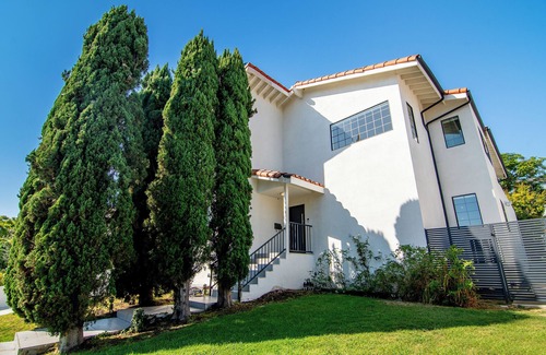 Beverly Hills Villa | Spacious 6BR Home with BBQ & Yard Beverly Hills Adj