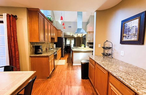 Highland Village House | Spacious 7-bedroom house in Pleasant Highland Village with pool, fitness gym.