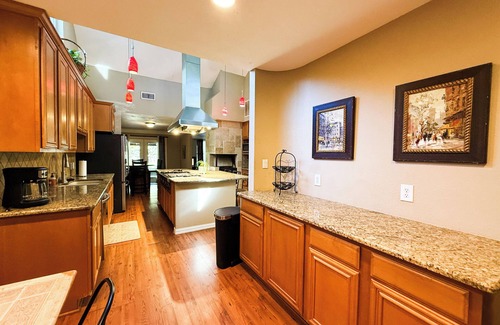 Highland Village House | Spacious 7-bedroom house in Pleasant Highland Village with pool, fitness gym.