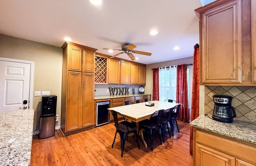 Highland Village House | Spacious 7-bedroom house in Pleasant Highland Village with pool, fitness gym.