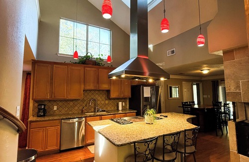 Highland Village House | Spacious 7-bedroom house in Pleasant Highland Village with pool, fitness gym.