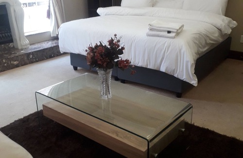 Sunset Beach House | Spacious 7-bedroom house with AC, WiFi in delightful Cape Town