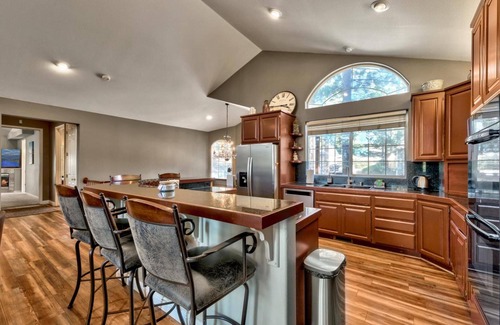 Montgomery Estates Cabin | Spacious 7Br+ Bonus 8th Br, Pool & Foosball Table, 13 Beds, 14 Guests+Kids 5 Years Old and Younger