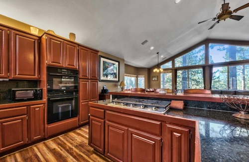 Montgomery Estates Cabin | Spacious 7Br+ Bonus 8th Br, Pool & Foosball Table, 13 Beds, 14 Guests+Kids 5 Years Old and Younger