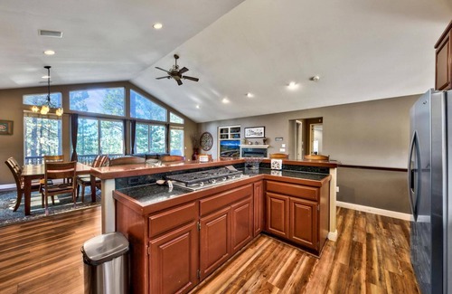 Montgomery Estates Cabin | Spacious 7Br+ Bonus 8th Br, Pool & Foosball Table, 13 Beds, 14 Guests+Kids 5 Years Old and Younger