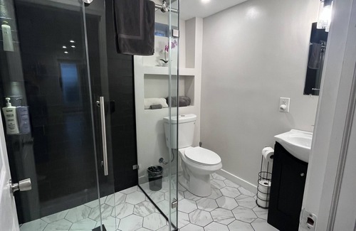 Trinidad Apartment | Spacious and bright 1bd English basement near Capitol w/free street parkingn