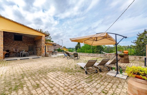 Siena Apartment | Spacious and elegant 200 sqm farmhouse with independent entrance, able to accommodate up to 10 people, organized on two levels, connected by an internal wooden staircase (NOT suitable for disabled people). The house is part of an ancient convent from the