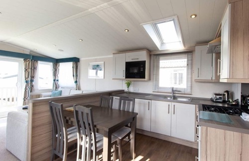 Lendalfoot Ski Chalet | Spacious and luxurious lodge situated on the sea front.