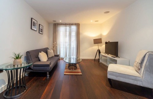 Churchill Apartment | Spacious and Modern 1 Bedroom Apartment in Chelsea