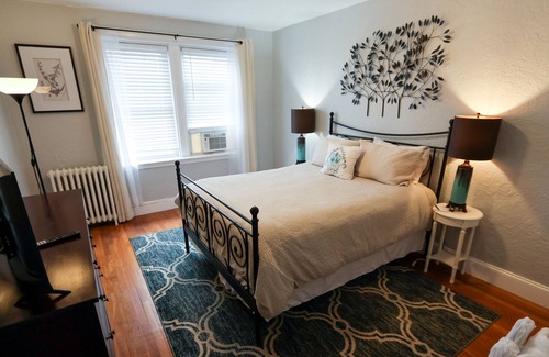Commonwealth Apartment | Spacious Apartment, Steps to Public Transport & Hospitals.
