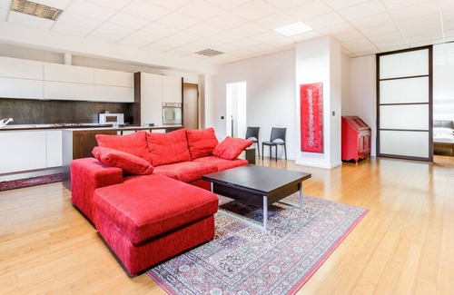 La Fontana Apartment | Spacious APT just 250m from "Zara" M3 stop!
